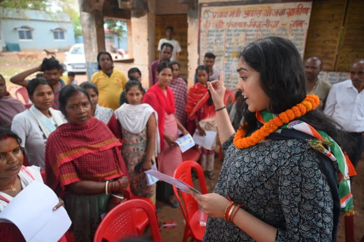 यशस्विनी सहाय ने बिजूलिया गांव में सुनी जनता की समस्याएं, सांसद संजय सेठ पर साधा निशाना